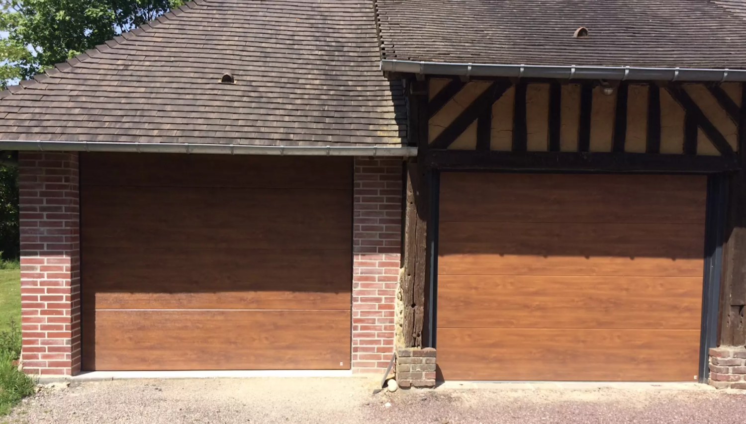 Deux portes sectionnelles aspect bois chêne, façade colombages et pilier briques