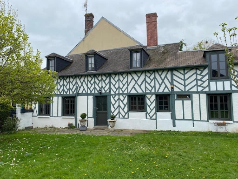 Longère à colombages rénovée, menuiseries gris anthracite et lucarnes