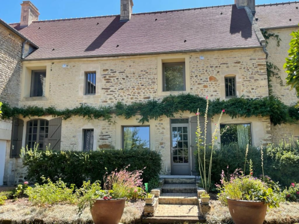 Maison en pierre, fenêtres et porte gris anthracite, volets bois, toiture tuiles rouges