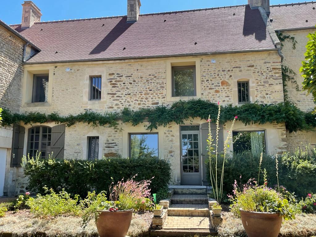 Maison en pierre, fenêtres et porte gris anthracite, volets bois, toiture tuiles rouges