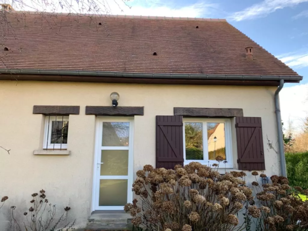 Porte PVC blanche à trois bandeaux vitrés, fenêtres blanches, volets bois marron, façade crème