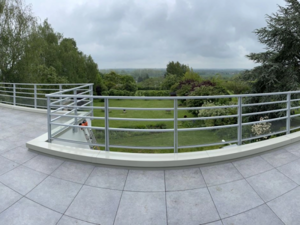 Garde-corps alu gris clair barreaudage horizontal, terrasse dalles courbe, jardin