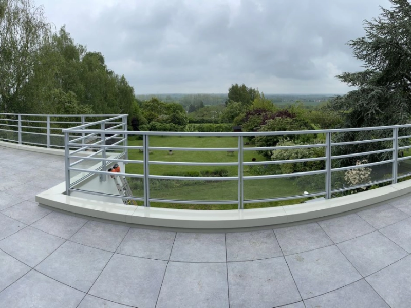 Garde-corps alu gris clair barreaudage horizontal, terrasse dalles courbe, jardin