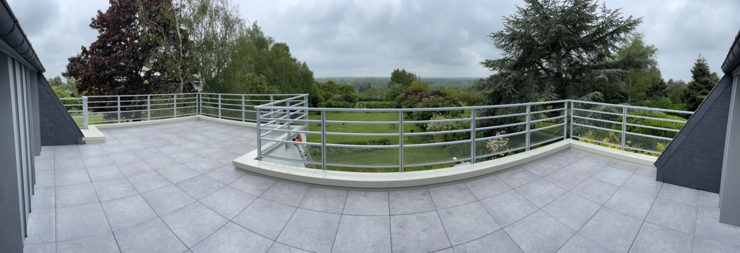 Garde-corps alu gris clair barreaudage horizontal, terrasse dalles courbe, jardin