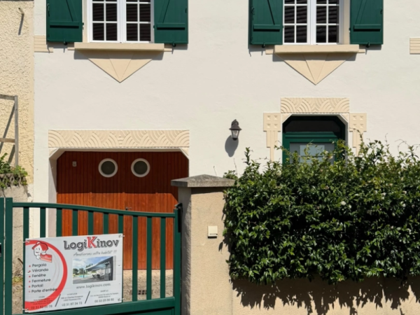 Porte garage bois hublots, volets verts, portillon vert et panneau Logo Logikinov