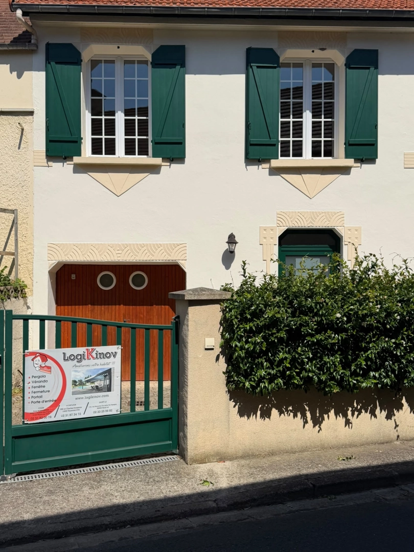 Porte garage bois hublots, volets verts, portillon vert et panneau Logo Logikinov
