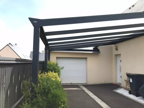 Carport alu anthracite toit polycarbonate translucide, adossé à façade beige