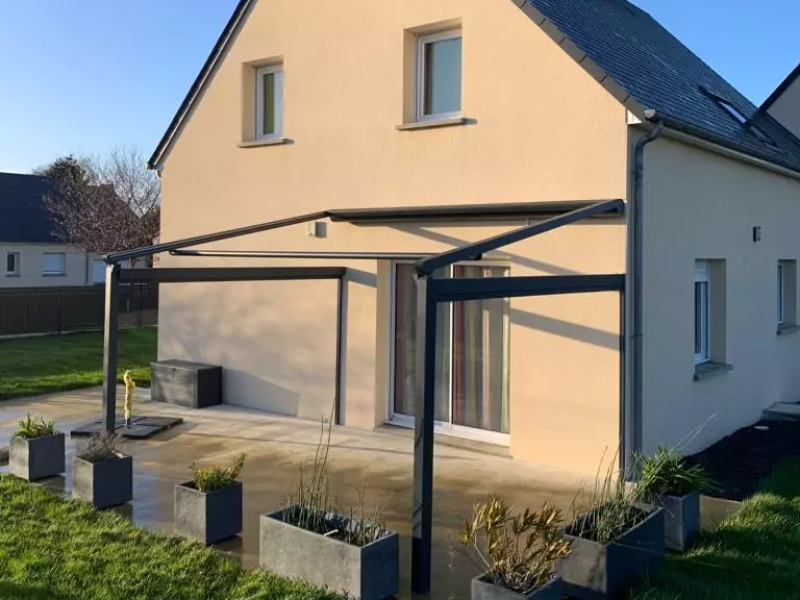 Pergola adossée alu anthracite, structure seule, terrasse carrelée et jardinières