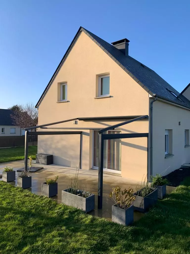Pergola adossée alu anthracite, structure seule, terrasse carrelée et jardinières