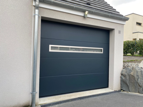 Porte sectionnelle garage anthracite quatre panneaux, hublot horizontal alu