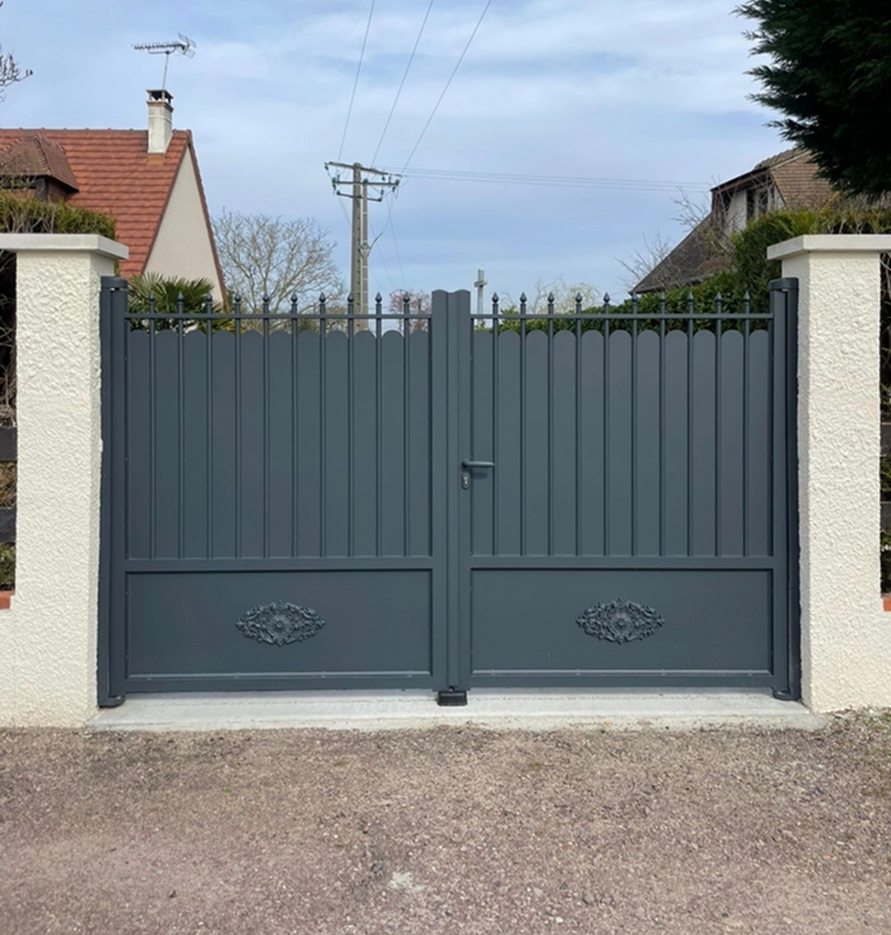 Portail battant double gris anthracite style fer forge avec pointes et rosaces