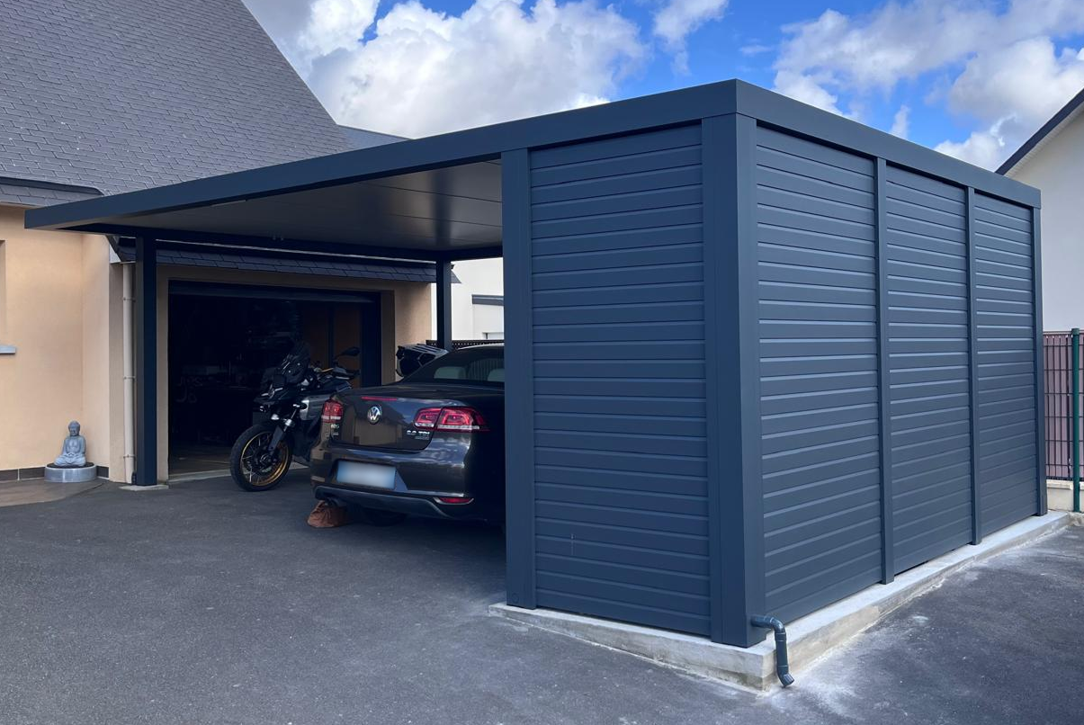 Carport alu anthracite avec abri fermé à lames, voiture et moto stationnées devant maison beige