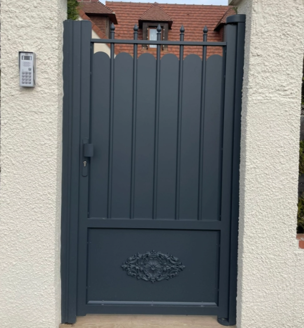 Portillon anthracite festonné avec rosace entre piliers blancs et digicode