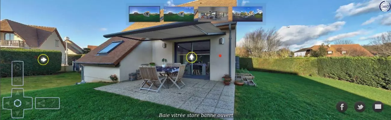 Store banne beige déployé sur terrasse pavée, table bois et baie vitrée sur façade claire